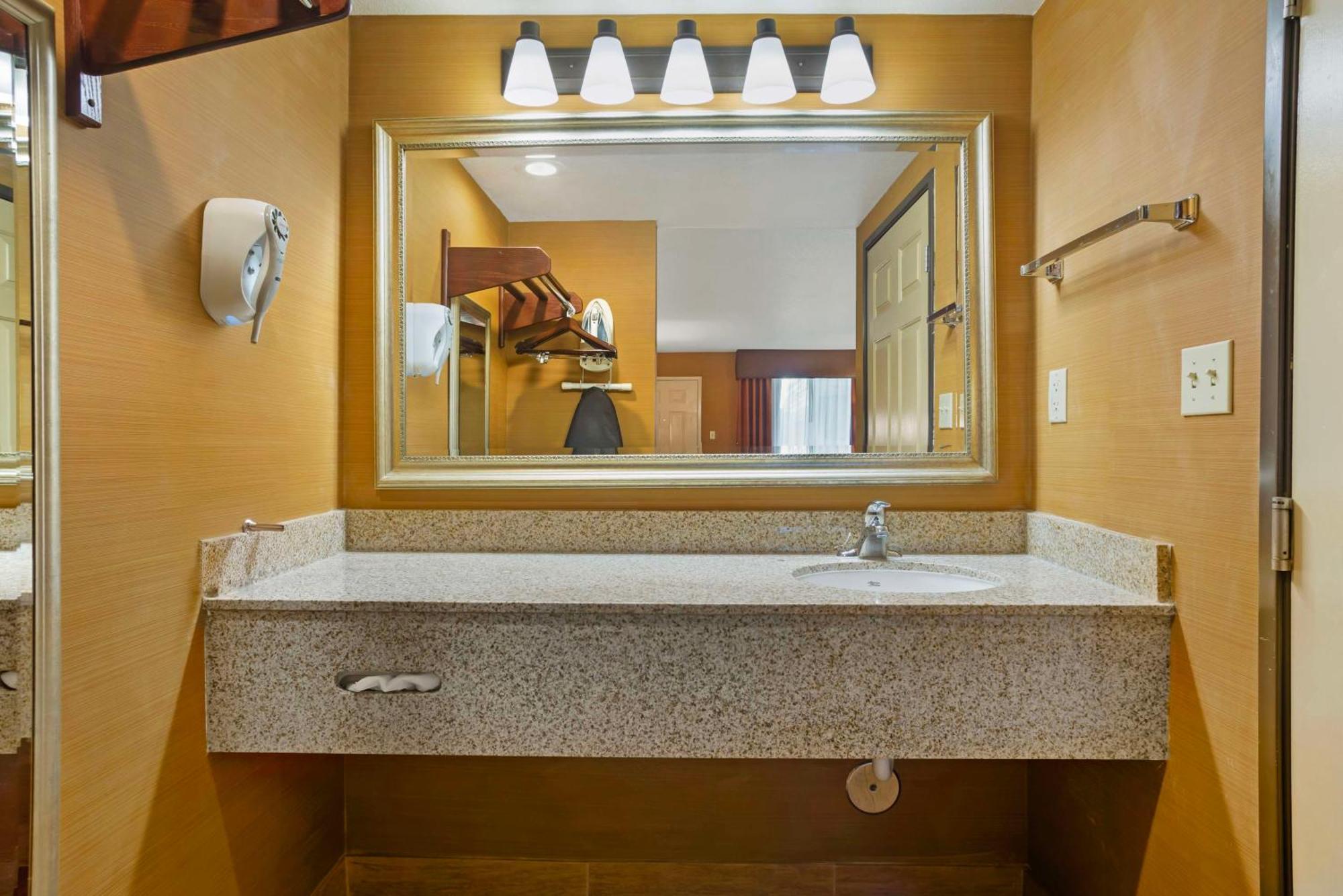 Best Western Exeter Inn & Suites Exterior photo