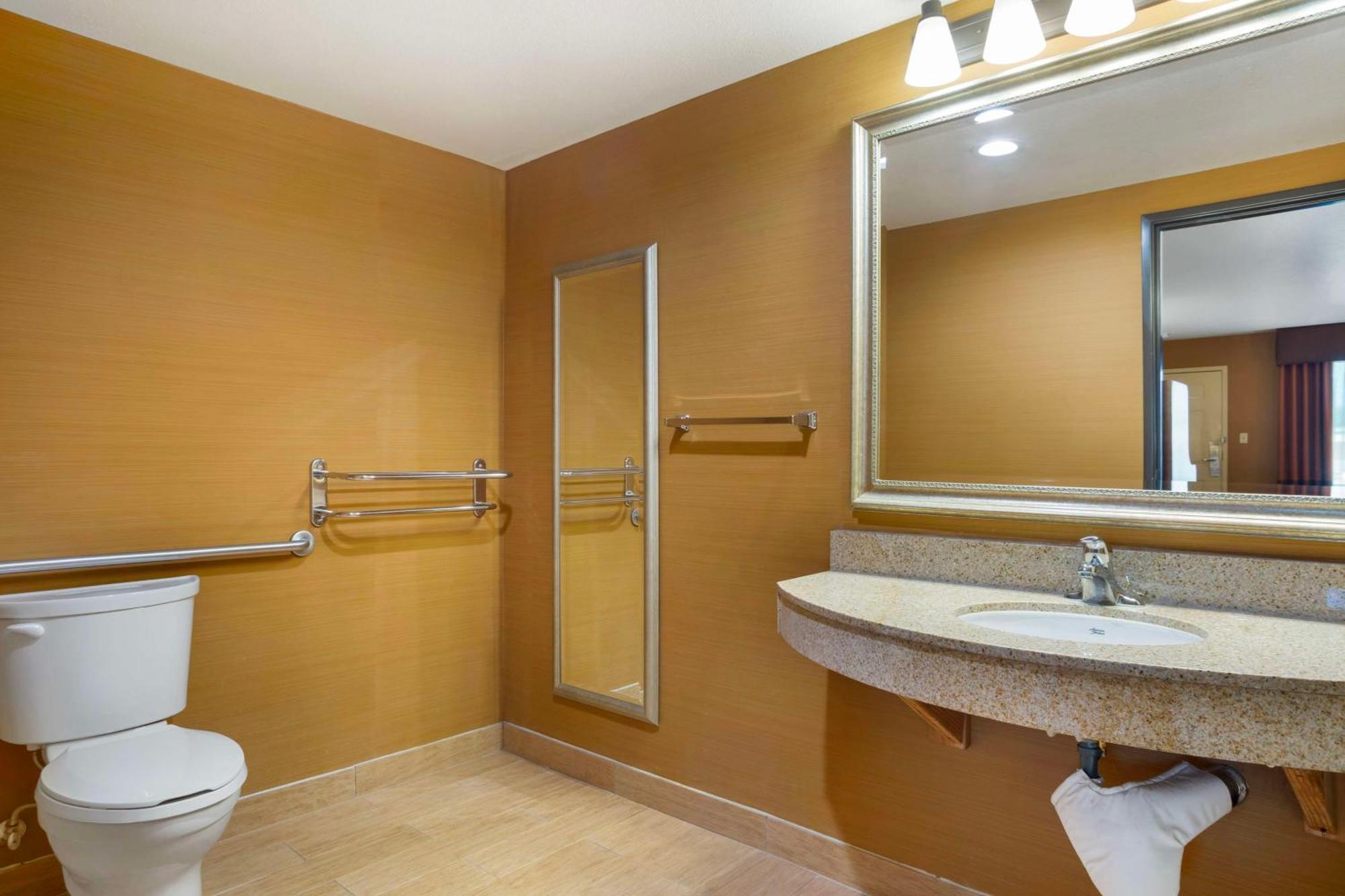 Best Western Exeter Inn & Suites Exterior photo